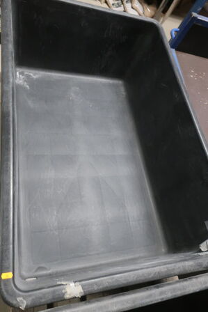 3 stk. plastikspande, 8 paller og kasse