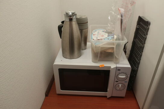 Køleskab, microovn og løse dele i skab 