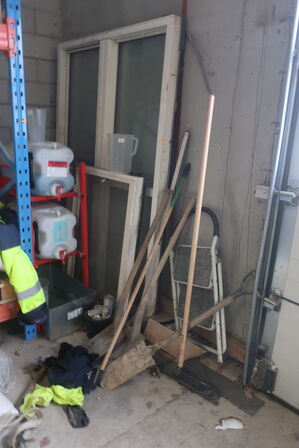 Pallereoler med indhold også trillebør,vinduer og det foran