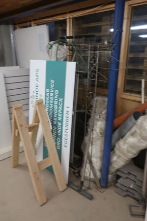 Reoler med indhold, støvsuger, maling, værktøj m.m.