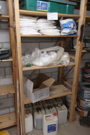 Reoler med indhold, støvsuger, maling, værktøj m.m.