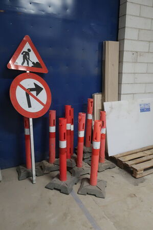 Pallereol med indhold, koste, afspæring, plader m.m.