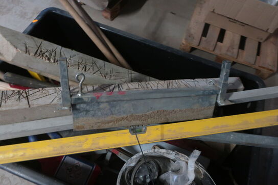 Bajle med indhol af skovle, værktøj m.m.