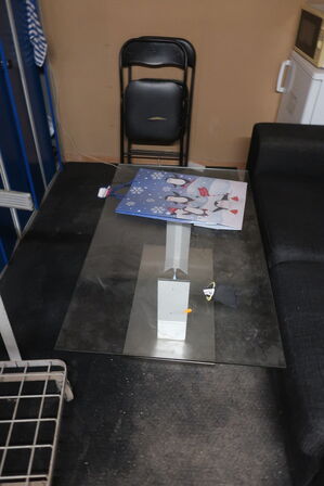 Sofa, køleskab, stålreoler, bord, microovn og stole