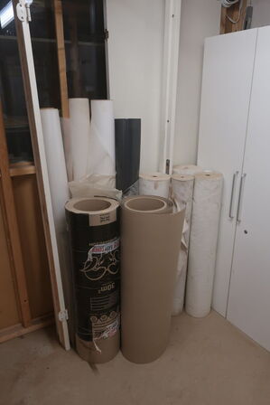 Reoler med indhold, støvsuger, maling, værktøj m.m.