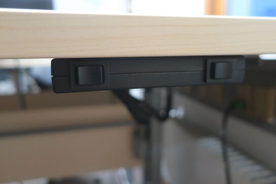 2 stk. El. hæve/sænkebord, kontorstole, skærme