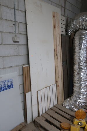 Pallereol med indhold, koste, afspæring, plader m.m.