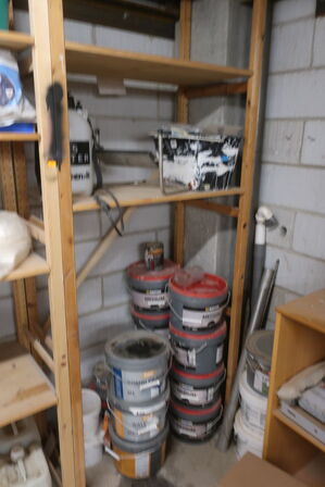 Reoler med indhold, støvsuger, maling, værktøj m.m.