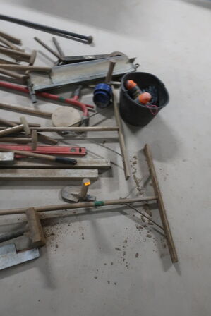 Koste, skovle, rette udstyr, m.m.