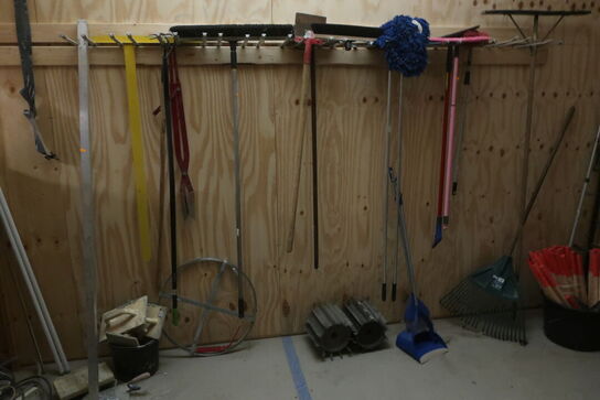 Div. Haveredskaber, slange reol m.m.