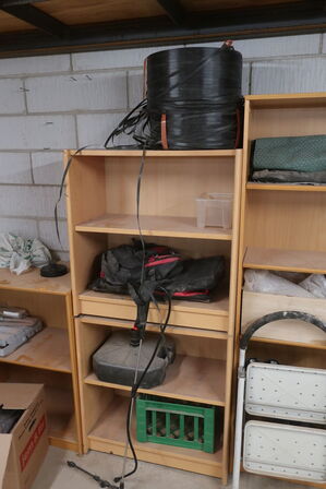 Reoler med indhold, støvsuger, maling, værktøj m.m.