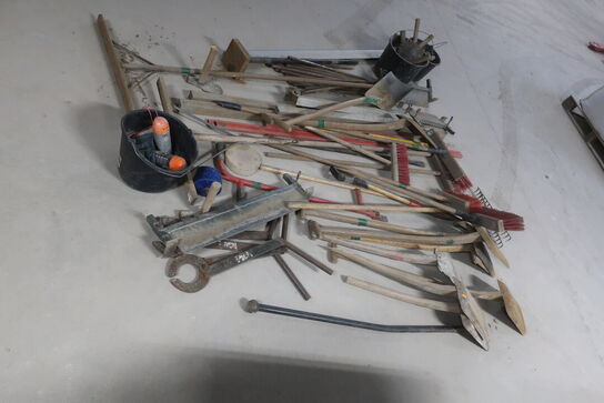 Koste, skovle, rette udstyr, m.m.