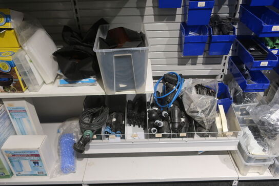 Reol med div, slanger, vandfilter, m.m.