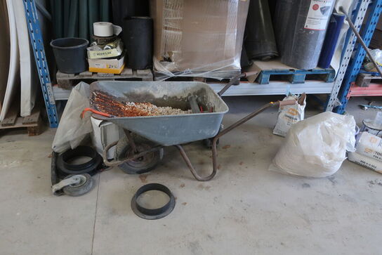 Pallereoler med indhold også trillebør,vinduer og det foran