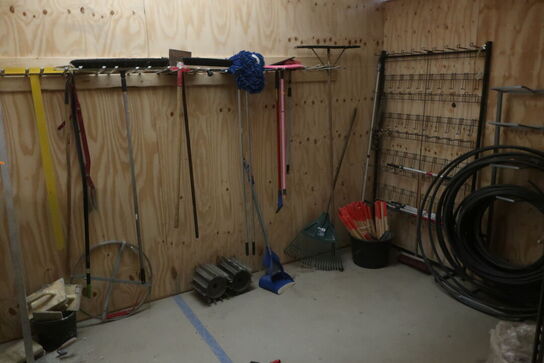 Div. Haveredskaber, slange reol m.m.