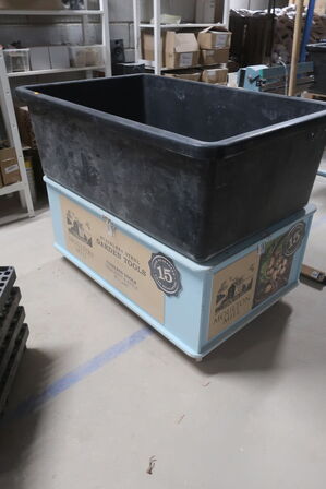 3 stk. plastikspande, 8 paller og kasse