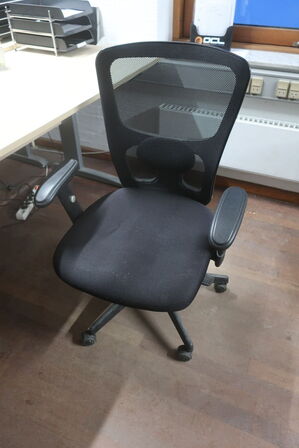 2 stk. El. hæve/sænkebord, kontorstole, skærme