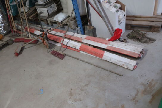 Pallereol med indhold, koste, afspæring, plader m.m.