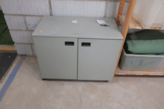 Reoler med indhold, støvsuger, maling, værktøj m.m.