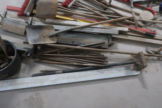 Koste, skovle, rette udstyr, m.m.