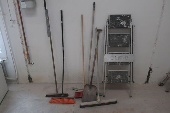 Stige, koste, skovl og skaber