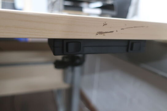 2 stk. El. hæve/sænkebord, kontorstole, skærme