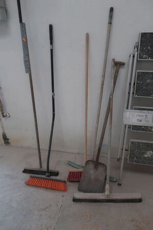 Stige, koste, skovl og skaber