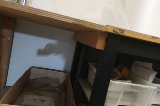 Pakkebord med indhold m.m.