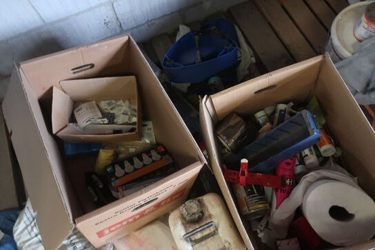 Pallereoler med indhold også trillebør,vinduer og det foran