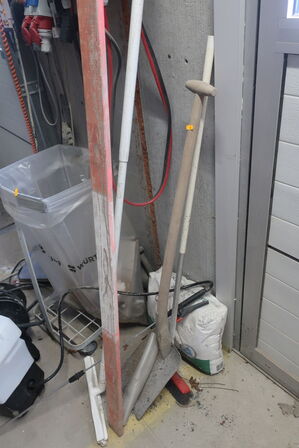 Sprøjte,kabeltromler, vægt, skovl m..m.