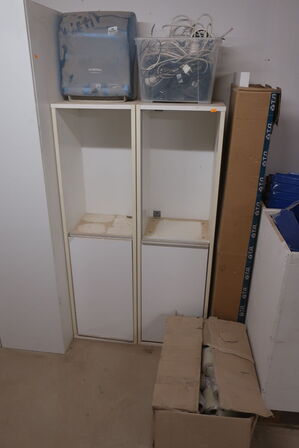 Reoler med indhold, støvsuger, maling, værktøj m.m.