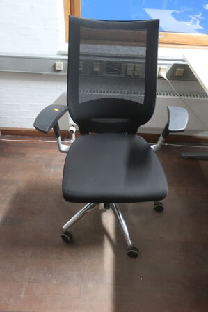 2 stk. El. hæve/sænkebord, kontorstole, skærme