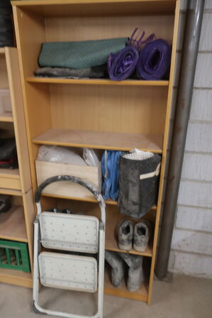 Reoler med indhold, støvsuger, maling, værktøj m.m.