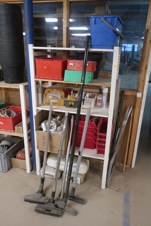 Reoler med indhold, støvsuger, maling, værktøj m.m.