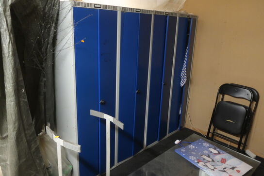 Sofa, køleskab, stålreoler, bord, microovn og stole