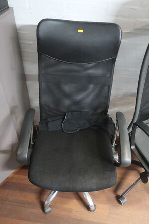 El. hæve/sænkebord, 2 stk. kontorstol, skærm