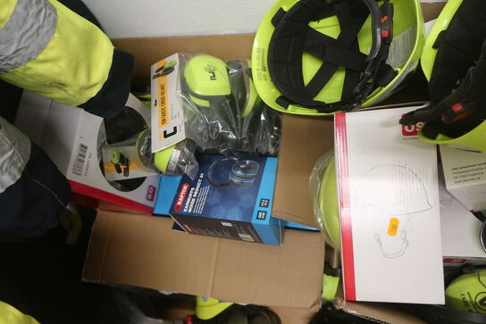 Hjelme og høreværn 