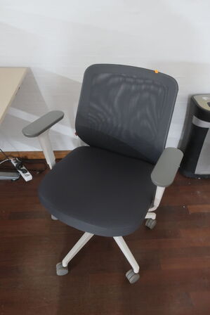 El. hæve/sænkebord, kontorstol, skærm, lampe