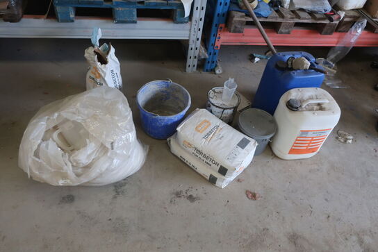 Pallereoler med indhold også trillebør,vinduer og det foran