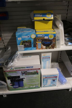 Reol med div, slanger, vandfilter, m.m.