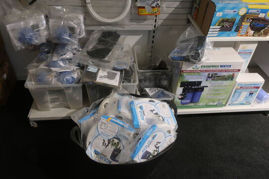 Reol med div, slanger, vandfilter, m.m.