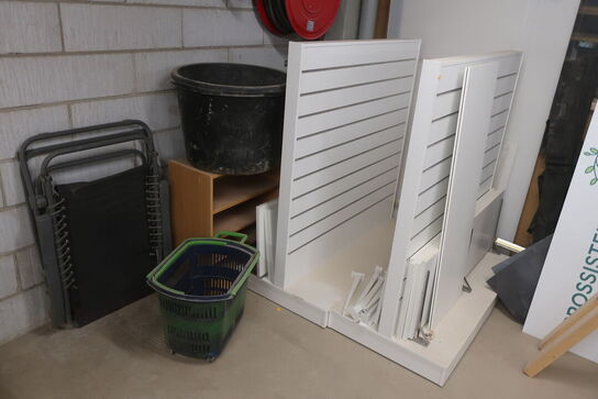 Reoler med indhold, støvsuger, maling, værktøj m.m.