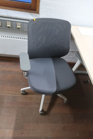 2 stk. El. hæve/sænkebord, kontorstole, skærme