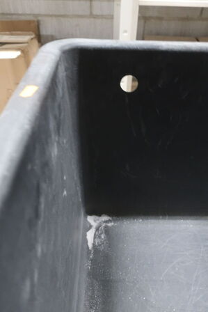 3 stk. plastikspande, 8 paller og kasse