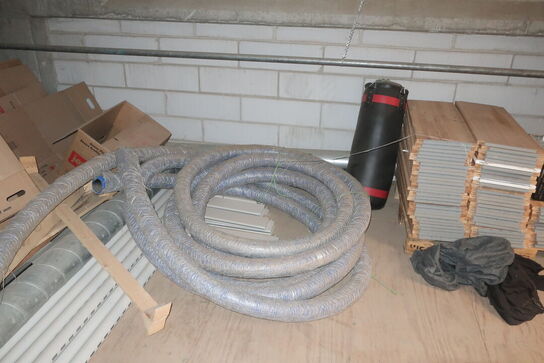 Tøm loftrum for blæser, inventar, lamper m.m.