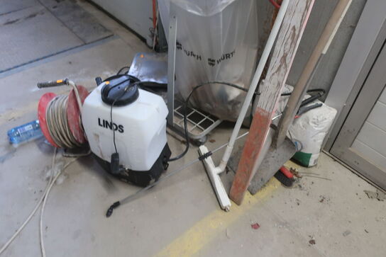 Sprøjte,kabeltromler, vægt, skovl m..m.