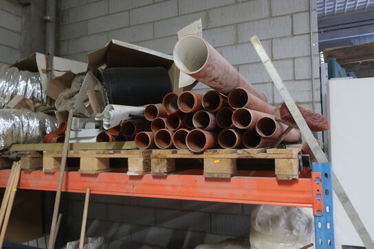 Pallereol med indhold, koste, afspæring, plader m.m.