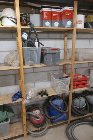 Reoler med indhold, støvsuger, maling, værktøj m.m.