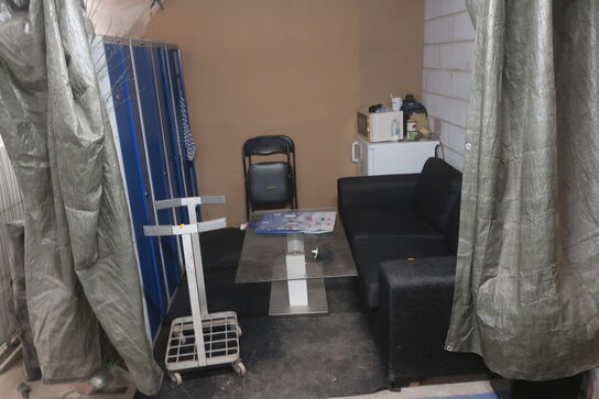 Sofa, køleskab, stålreoler, bord, microovn og stole