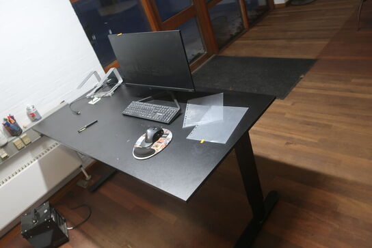 El. hæve/sænkebord, 2 stk. kontorstol, skærm